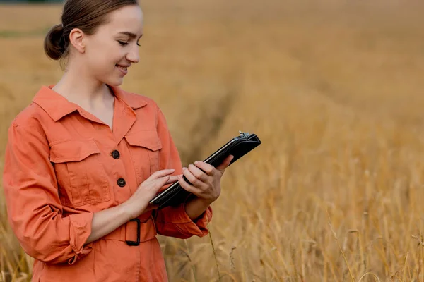 Woman Caucasian Technologist Agronomist Tablet Computer Field Wheat Checking Quality — Stock Photo, Image