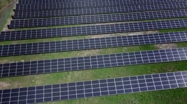 Güneş paneli yeşil, çevre dostu enerji üretir. İHA 'dan hava görüntüsü