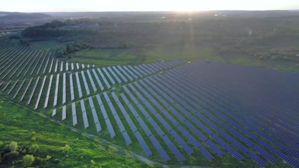 Ökologie Sonnenkollektoren Den Feldern Grüne Energie Bei Sonnenuntergang Landschaft Elektrische — Stockvideo