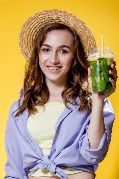 Літній Відпочинок Холодний Напій Молода Жінка Пластиковою Чашкою Свіжого Коктейлю — стокове фото
