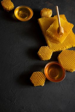 Siyah masasında bal peteği olan bal, üst manzara. Metin için boşluk.