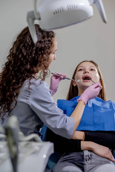 Medico Dentista Professionista Esaminare Trattare Denti Rovinati Con Uso Strumenti — Foto Stock