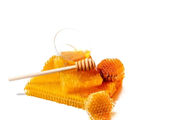 Honung Dipper Och Skål Med Honung Isolerad Vit Bakgrund Naturligt — Stockfoto