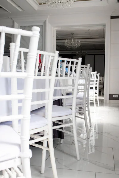 Sillas Blancas Manteles Blancos Las Mesas Del Restaurante —  Fotos de Stock