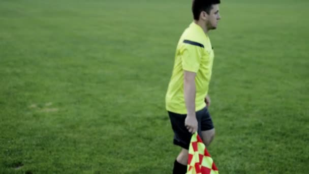 Arbitre Adjoint Déplaçant Long Ligne Touche Lors Match Football Main — Video