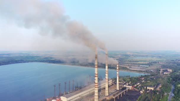 Vista Aérea Usina Carvão Tubos Altos Com Fumaça Preta Atmosfera — Vídeo de Stock