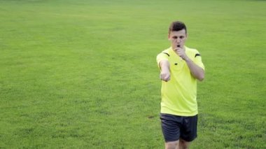 Futbol hakemi penaltı ve sarı kart gösteriyor. Spor anlayışı, kural ihlali, ofsayt.