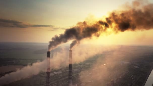 Letecký Pohled Uhelné Elektrárny Vysoké Trubky Černým Kouřem Pohybující Nahoru — Stock video