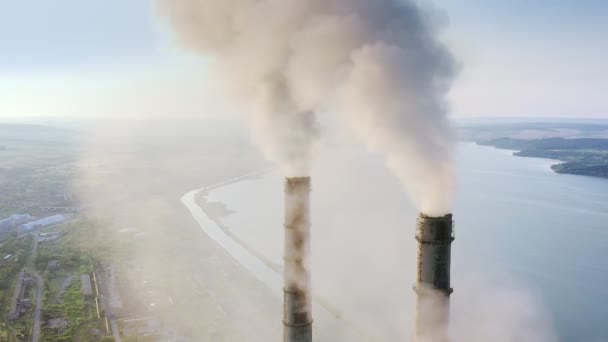 Воздушный Вид Высокие Трубы Угольной Электростанции Черным Дымом Движущимся Вверх — стоковое видео