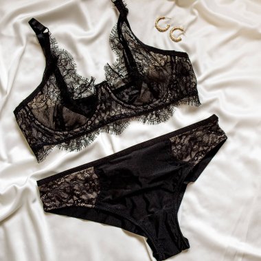 Bej ipekli dantelli iç çamaşırı, üst manzaradır. Moda konsepti.