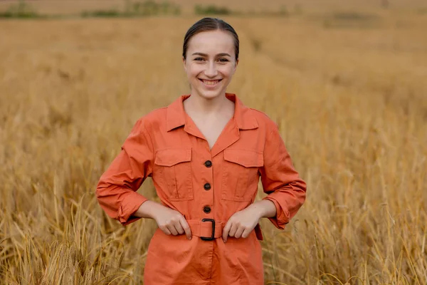 Retrato Agrónomo Agricultor Con Tableta Digital Campo Trigo — Foto de Stock