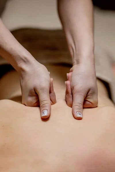 Masajista Haciendo Masaje Cuerpo Del Hombre Salón Spa Concepto Tratamiento —  Fotos de Stock