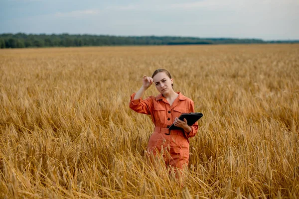 Woman Caucasian Technologist Agronomist Tablet Computer Field Wheat Checking Quality — Stock Photo, Image