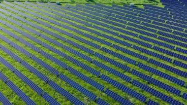 Güneşli bir günde, Nehir kenarındaki Yeşil Alan 'daki Güneş Enerji İstasyonu' nun hava görüntüsü. Güneş Çiftliği 'nin üzerinden uç. Güneş Panelleri Güç Üretimi için Sıraya Girdi. Yenilenebilir yeşil enerji. Alternatif enerji kaynakları