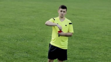 Futbol hakemi sarı kart gösteriyor. Spor anlayışı, kural ihlali, ofsayt