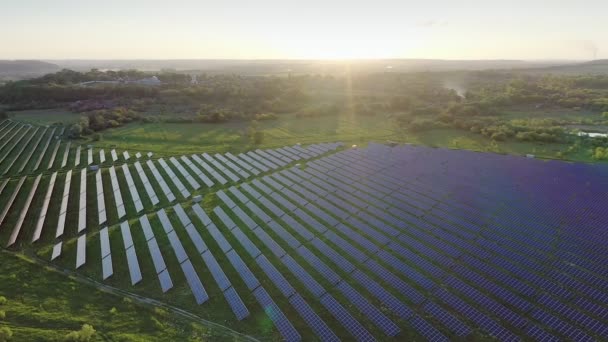 Ecologia painéis de centrais solares nos campos energia verde ao pôr do sol paisagem inovação elétrica natureza ambiente — Vídeo de Stock