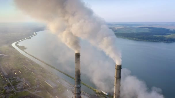 Vista aérea da usina de carvão tubos altos com fumaça preta atmosfera poluente. Produção de eletricidade com conceito de combustíveis fósseis. — Vídeo de Stock