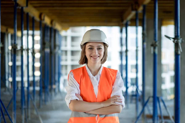 Retrato Una Hermosa Arquitecta Que Queda Brazos Cruzados Sonríe Sobre — Foto de Stock