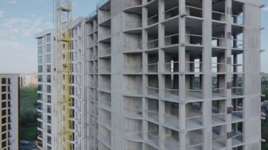 İnşaat halindeki yüksek apartmanın havadan görüntüsü. Gayrimenkul geliştirme