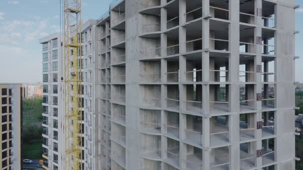Vue aérienne d'un immeuble résidentiel élevé en construction. Développement immobilier — Video