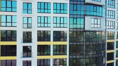 Yeni apartman cephesinin birçok penceresi yapım aşamasında. Gayrimenkul geliştirme