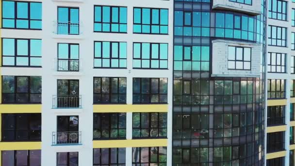 Viele Fenster Der Fassade Eines Mehrfamilienhauses Bau Immobilienentwicklung — Stockvideo