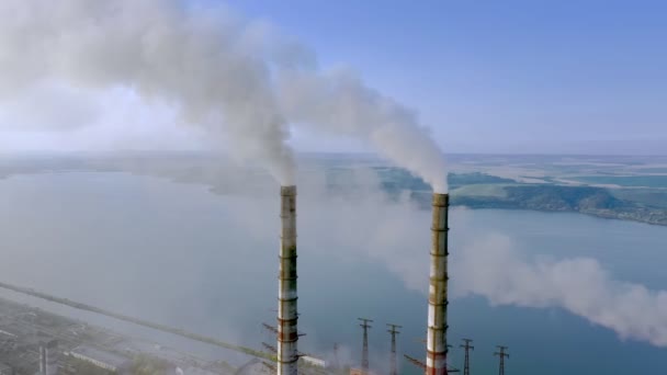 Vista Aérea Usina Carvão Tubos Altos Com Fumaça Preta Atmosfera — Vídeo de Stock