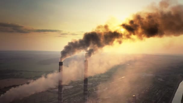 Luftaufnahme Von Kohlekraftwerk Hohen Rohren Mit Schwarzem Rauch Aufsteigen Verschmutzen — Stockvideo