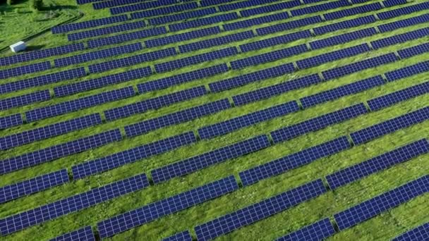 Luftaufnahme Des Solarkraftwerks Green Field Der Nähe Des Flusses Bei — Stockvideo