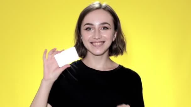 Joven Sonriente Sosteniendo Tarjeta Crédito Sobre Fondo Amarillo — Vídeo de stock