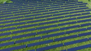 Güneşli bir günde, Nehir kenarındaki Yeşil Alan 'daki Güneş Enerji İstasyonu' nun hava görüntüsü. Güneş Çiftliği 'nin üzerinden uç. Güneş Panelleri Güç Üretimi için Sıraya Girdi. Yenilenebilir yeşil enerji. Alternatif enerji kaynakları.