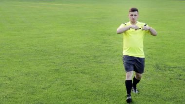 Futbol hakemi penaltı gösteriyor, sarı ve kırmızı kart, oyuncudan çıkıyor. Spor anlayışı, kural ihlali, ofsayt.