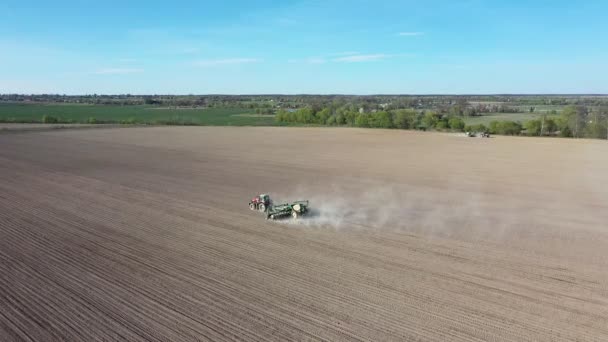 Zicht Vanuit Lucht Trekker Met Eggen Systeem Ploegen Grond Landbouwgrond — Stockvideo