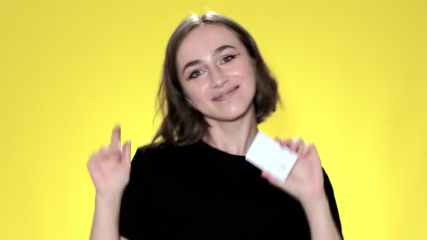 Usmívající Mladá Žena Držící Kreditní Kartu Žlutém Pozadí — Stock video