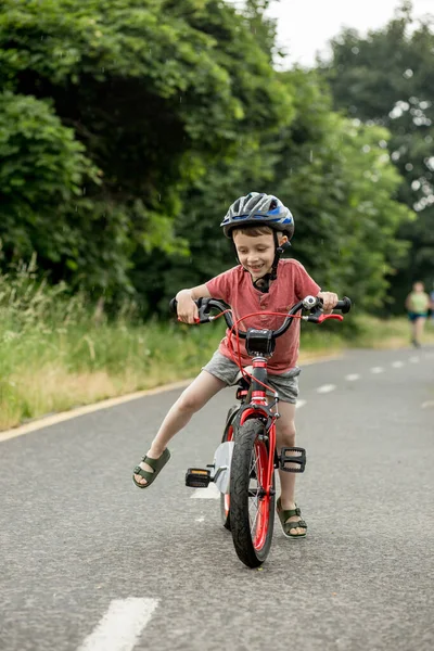 Criança Andando Bicicleta Caminho Bicicleta Chuva Miúdo Capacete Aprender Montar — Fotografia de Stock
