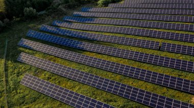 Güneş panelleri havadan görünüyor. Hava manzaralı polar paneller. Güç çiftliği temiz enerji üretiyor. Güç çiftliği temiz enerji üretiyor.