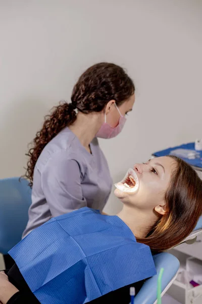 Zahnärztin Untersucht Patientenzähne Der Zahnarztpraxis Medizin Zahnheilkunde Dentalgeräte — Stockfoto