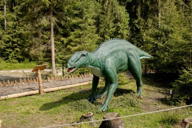 Parkta bir sürü farklı dinozor var..