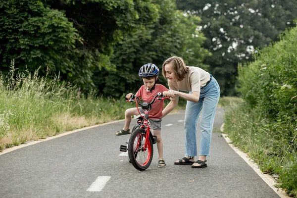 Mãe Feliz Ensina Filho Criança Andar Bicicleta Caminho Bicicleta — Fotografia de Stock