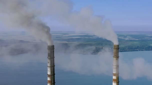 Kömür Santralinin Havadan Görünüşü Yüksek Borular Siyah Baca Yığını Atmosferi — Stok video