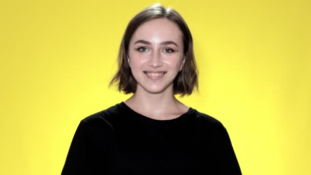 Joven Sonriente Sosteniendo Tarjeta Crédito Sobre Fondo Amarillo — Vídeo de stock