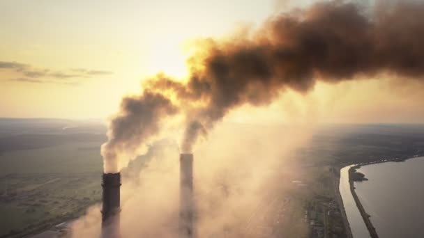 Luftaufnahme Von Kohlekraftwerk Hohen Rohren Mit Schwarzem Rauch Aufsteigen Verschmutzen — Stockvideo