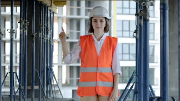 Retrato Una Hermosa Arquitecta Que Queda Brazos Cruzados Sonríe Sobre — Vídeo de stock