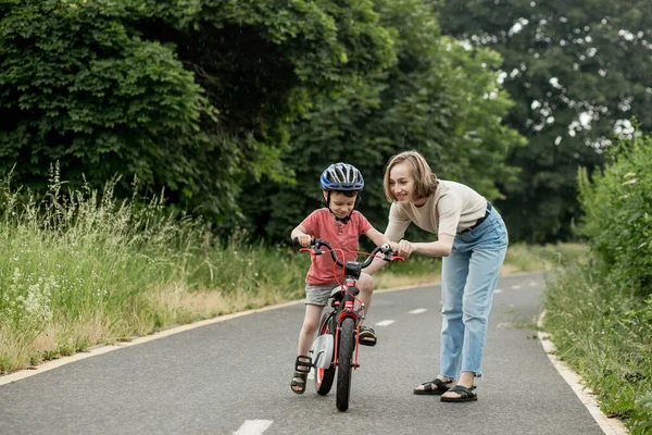 Mãe Feliz Ensina Filho Criança Andar Bicicleta Caminho Bicicleta — Fotografia de Stock