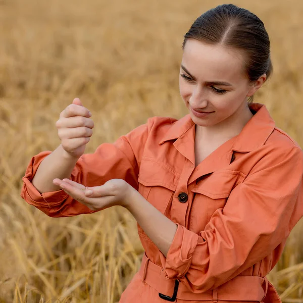 Uma Agricultora Agrônomo Está Derramando Grãos Trigo Suas Mãos Conceito — Fotografia de Stock