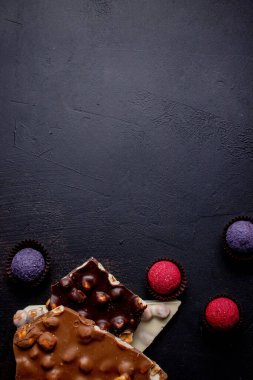 Çikolata, ezilmiş çikolata ve fındık parçaları. Çikolatalı Praline tatlılar. Boşluğu kopyala.