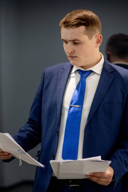 İşyerinde çalışan konsantre avukatın portresi..