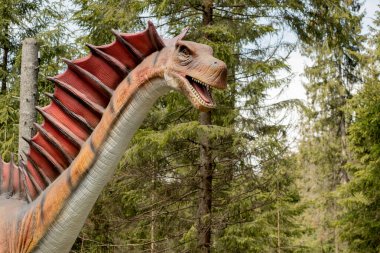 Parkta bir sürü farklı dinozor var..
