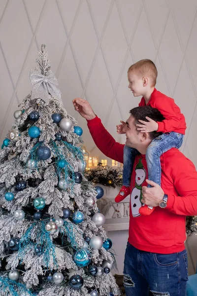Feliz Pai Filho Desfrutando Decorar Árvore Natal Com Bolas Natal — Fotografia de Stock