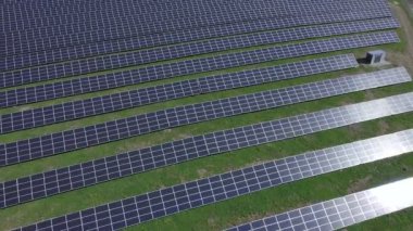 Güneş paneli yeşil, çevre dostu enerji üretir. İHA 'dan hava görüntüsü